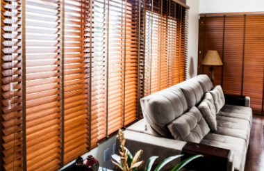 Persiana horizontal escura em janela de cozinha